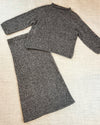 Bluse med Rullekant og Nederdel