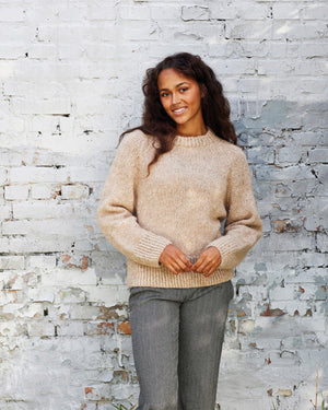 Sweater med drejet ribkanter