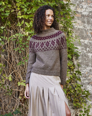 Sweater med mønsterstrik